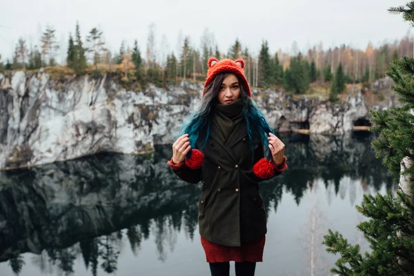 Pretty nice girl enjoy beautiful lake view from the hilltopl and good weather in Karelia. Around the rocks. — Stock Photo, Image