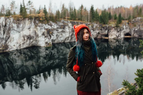 Красивая симпатичная девушка наслаждается прекрасным видом на озеро с холма и хорошей погодой в Карелии. Вокруг скал . — стоковое фото