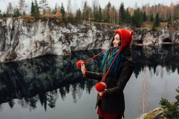 Pretty nice girl enjoy beautiful lake view from the hilltopl and good weather in Karelia. Around the rocks. — Stock Photo, Image