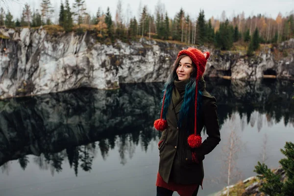 Nagyon szép lány élvezze a gyönyörű tóra néző kilátást a hilltopl és a jó idő, Karélia. A következő reptér környékén: a sziklák. — Stock Fotó