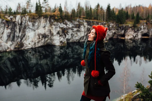 Pretty nice girl enjoy beautiful lake view from the hilltopl and good weather in Karelia. Around the rocks. — Stock Photo, Image