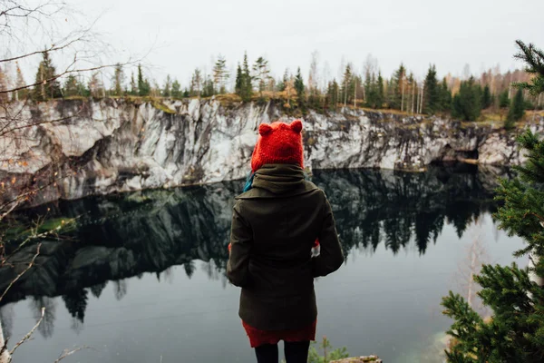 Bella ragazza godere di una splendida vista sul lago dalla cima della collina e bel tempo in Carelia. Intorno alle rocce . — Foto Stock