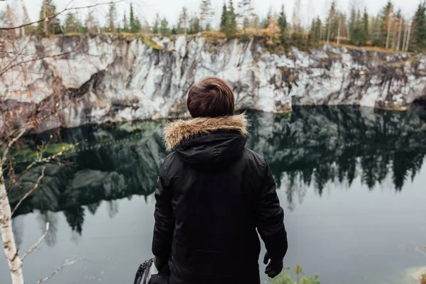 Man genieten van uitzicht op het prachtige meer van het hilltopl en het goede weer in Karelië. Rond de rotsen. — Stockfoto