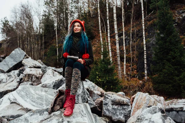 艺术家画坐在悬崖上，岩石上的女孩记事本。美好的秋天视图 — 图库照片
