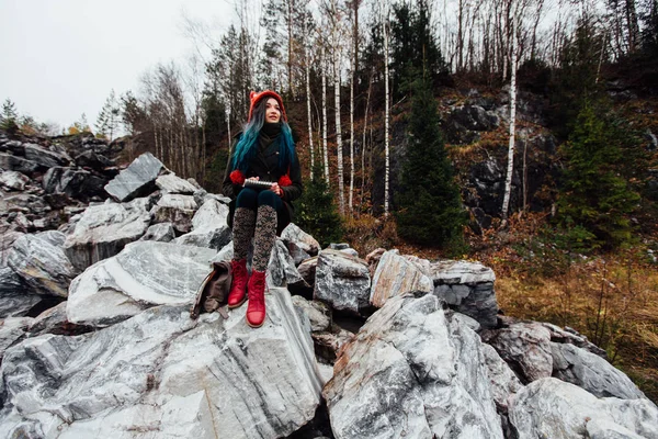 Artist girl painting sitting on the rocks at the cliff, notepad. Wonderful fall view — Stock Photo, Image