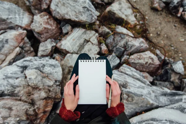 Artista chica pintura sentado en las rocas en el acantilado, bloc de notas. Maravillosa vista otoño — Foto de Stock