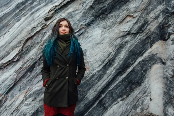 Retrato de uma linda garota hipster no fundo as falésias rochosas. Cabelo tingido, azul, longo . — Fotografia de Stock