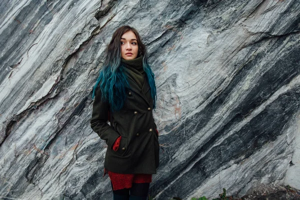 Portret dziewczyny piękne hipster na tle skaliste klify. Farbowane włosy, niebieski, długo. — Zdjęcie stockowe