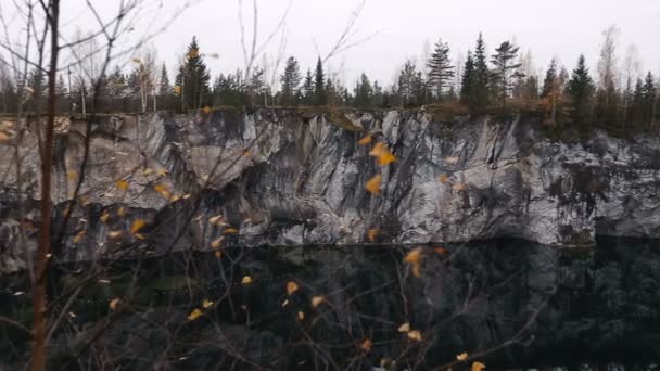 Lovely view of the lake with emerald hill, surrounded by cliffs. Nobody here. Forest reflection in water. — Stock Video