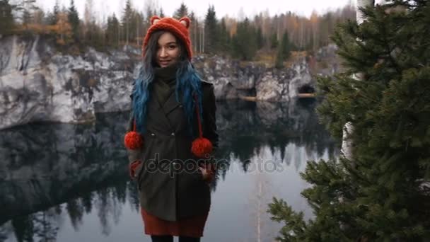 Linda chica disfrutar de hermosas vistas al lago desde la cima de la colina y el buen tiempo en Karelia. Alrededor de las rocas . — Vídeos de Stock