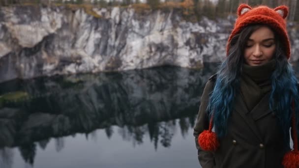 Linda chica disfrutar de hermosas vistas al lago desde la cima de la colina y el buen tiempo en Karelia. Alrededor de las rocas . — Vídeo de stock