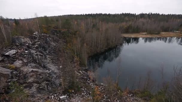 Pemandangan indah danau dengan bukit zamrud, dikelilingi oleh tebing. Tak seorangpun disini. Refleksi hutan dalam air . — Stok Video