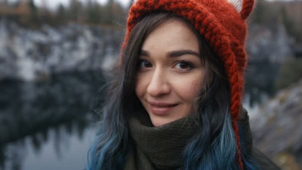 Ładna dziewczyna cieszyć się piękny widok na jezioro z hilltopl i dobrej pogody w Karelii. W okolicy: skały. — Wideo stockowe
