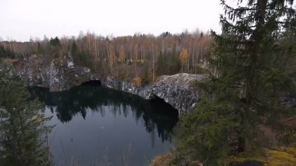 Prachtig uitzicht op het meer met emerald hill, omgeven door kliffen. Niemand hier. Forest reflectie in water. — Stockvideo