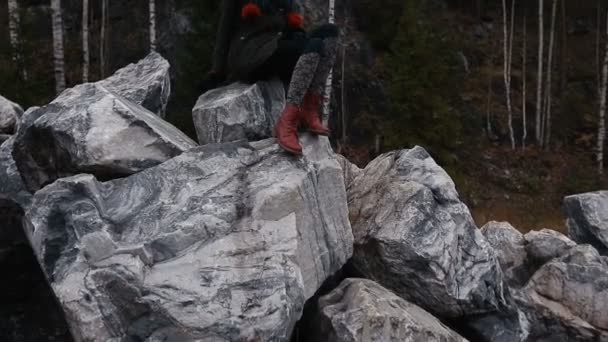 Artista chica pintura sentado en las rocas en el acantilado, bloc de notas. Maravillosa vista otoño — Vídeo de stock