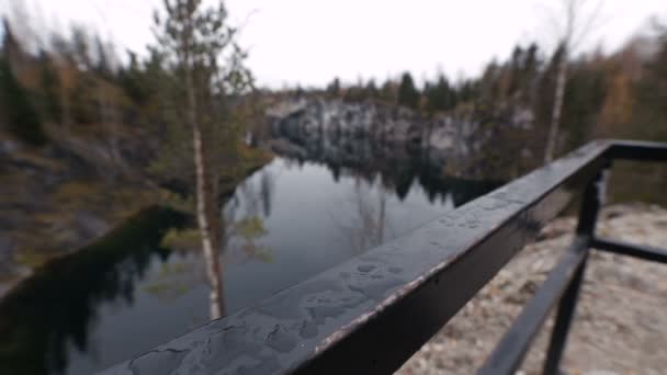 Härlig utsikt över sjön med emerald hill, omgiven av klippor. Ingen här. Forest reflektion i vatten. — Stockvideo