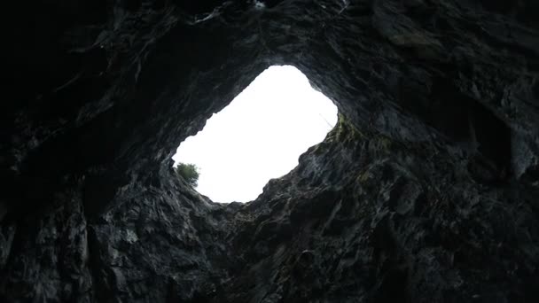 Look at the sky through the hole in the cave — Stock Video