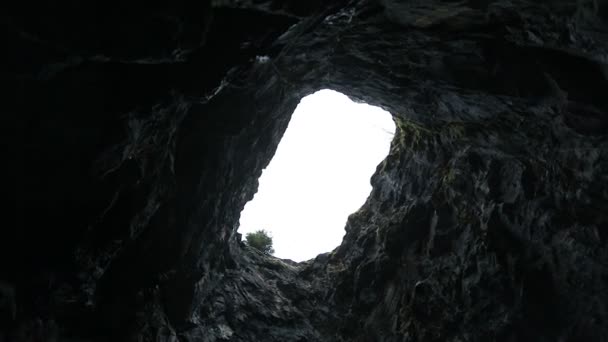 Mira el cielo a través del agujero en la cueva — Vídeo de stock