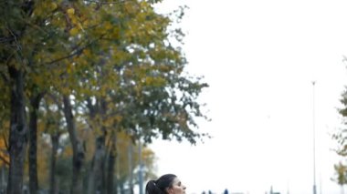 Spor giyim, sonbahar Park, açık fitness şınav egzersiz yaparak kadın portresi.