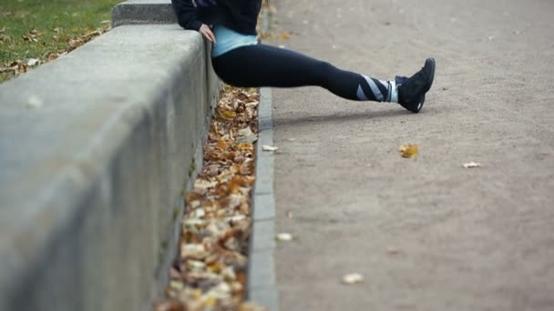 Retrato de mujer en ropa deportiva, haciendo ejercicio de flexiones de fitness en el parque de otoño, al aire libre . — Vídeos de Stock