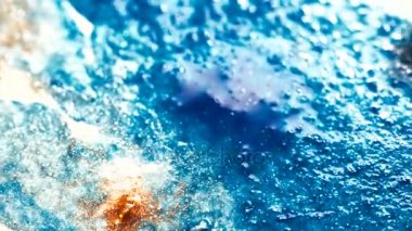 Fırça makro yakın tuval boyama. Touch Glitter rhinestones kağıt üzerinde lekeler. Sanatçı oluşturur.