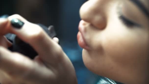 Belle belle fille tient une main une petite maison petite souris marron animal de compagnie de près. Elle tapote ses baisers et sourit. Jeune femme avec rat animal de compagnie .