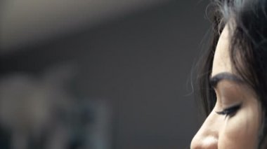 Güzel güzel kız küçük ev küçük bir evde beslenen hayvan kahverengi fare yakın çekim yardım tutar. Onu öper ve gülümsüyor pats. Evde beslenen hayvan iri fare ile genç kadın.