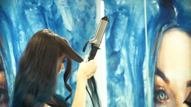 Pretty, young woman curling her hair in front of her bathroom mirror. Hair perm. Shower Curtains with Art painting. — Stock Video