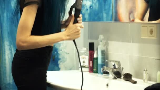 Красивая молодая женщина, вьет волосы перед зеркалом в ванной. Волосы завиваются. Шторы с художественной росписью . — стоковое видео