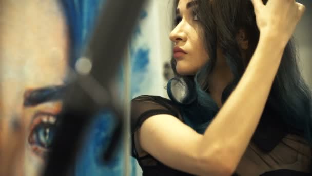 Mujer joven y bonita rizándose el pelo frente al espejo de su baño. Perm para el cabello. Cortinas de ducha con pintura de arte . — Vídeos de Stock