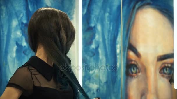 Mujer joven y bonita rizándose el pelo frente al espejo de su baño. Perm para el cabello. Cortinas de ducha con pintura de arte . — Vídeos de Stock