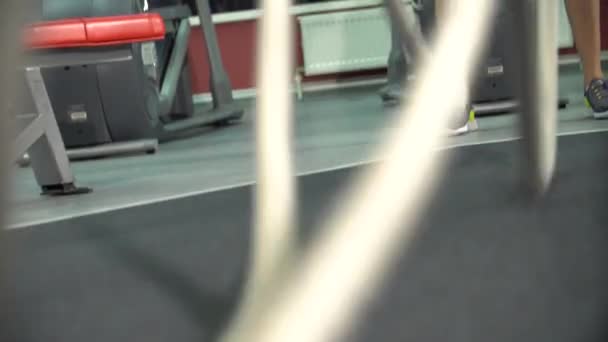 기능 훈련 피트 니스 체육관에서 배틀 로프와 남자. 젊은 귀여운 모델. — 비디오