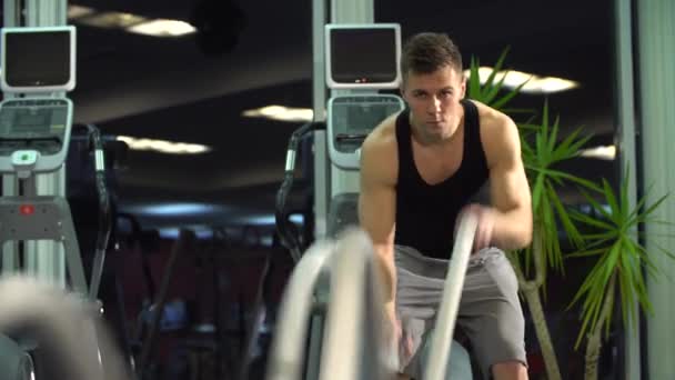 Hombres con cuerda de batalla en gimnasio de entrenamiento funcional. joven lindo modelo . — Vídeos de Stock
