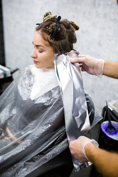 Morena mulher morrendo seu cabelo no salão de beleza — Fotografia de Stock