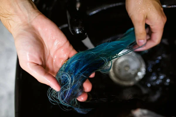 Процедура мытья. Клиентка отдыхает, пока ее волосы очищаются . — стоковое фото