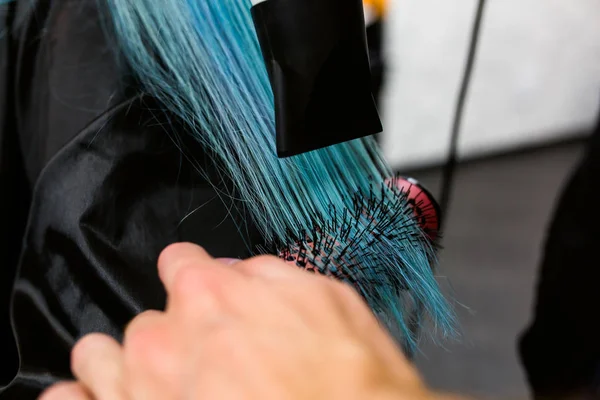 Fazendo penteado usando secador de cabelo . — Fotografia de Stock
