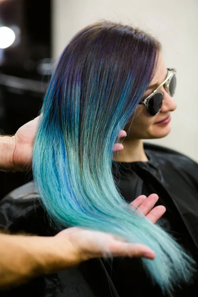 スタイリストは、美しい女の子と彼の仕事を示しています。床屋散髪髪の色を青に染められました。 — ストック写真