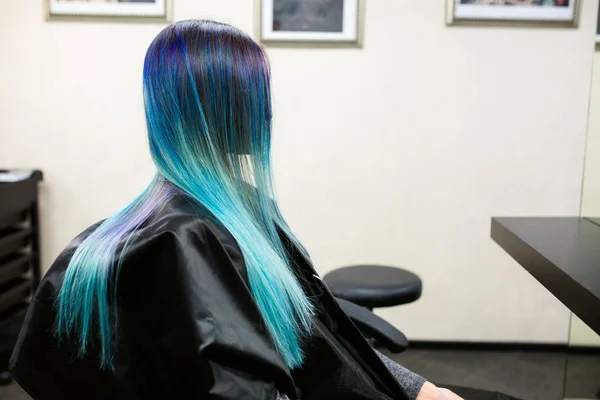 一个女孩染了头发坐在椅子上在美容美发工作室。在示范工作 — 图库照片