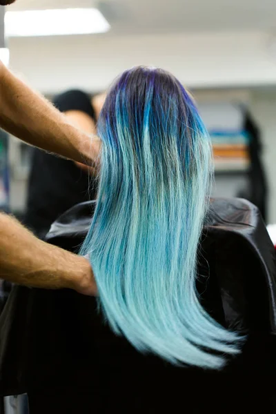 一个女孩染了头发坐在椅子上在美容美发工作室。在示范工作. — 图库照片