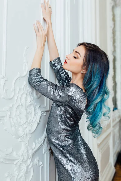 青い染め髪長いと豪華な女の子のファッションの肖像画。美しい夜のカクテル ドレス. — ストック写真