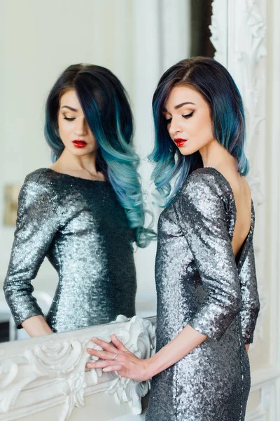 青い染め髪長いと豪華な女の子のファッションの肖像画。美しい夜のカクテル ドレス. — ストック写真