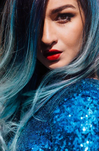 Модний портрет прекрасної дівчини з синім пофарбованим волоссям. Красива вечірня коктейльна сукня . — стокове фото