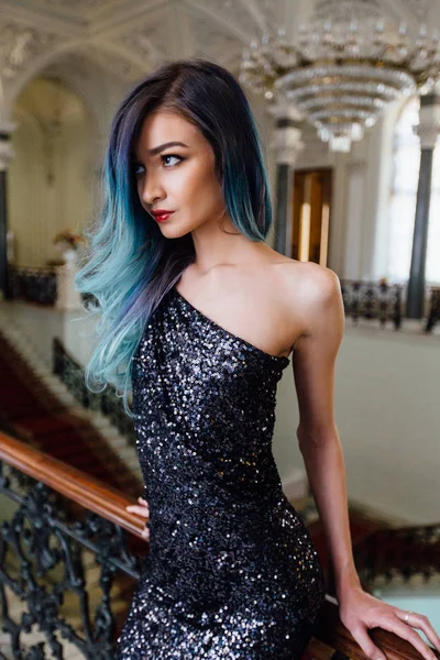 Модний портрет прекрасної дівчини з синім пофарбованим волоссям. Красива вечірня коктейльна сукня . — стокове фото