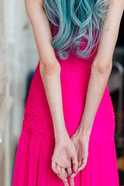 Retrato de moda de chica hermosa con el pelo teñido de azul largo. El hermoso vestido de cóctel de noche . —  Fotos de Stock