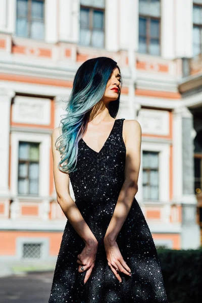 时尚的华丽的女孩与蓝染过的头发长的画像。美丽的鸡尾酒晚礼服. — 图库照片