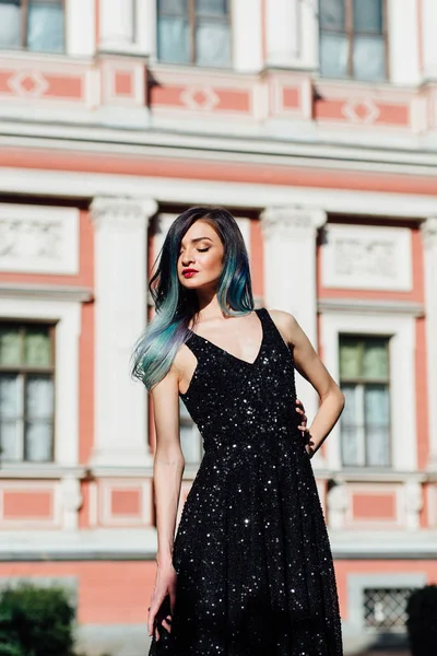 Retrato de moda de chica hermosa con el pelo teñido de azul largo. El hermoso vestido de cóctel de noche . — Foto de Stock