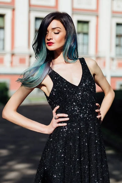 Retrato de moda de menina linda com cabelo tingido de azul longo. O belo vestido de cocktail da noite . — Fotografia de Stock