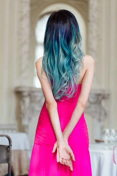 Retrato de moda de menina linda com cabelo tingido de azul longo. O belo vestido de cocktail da noite . — Fotografia de Stock