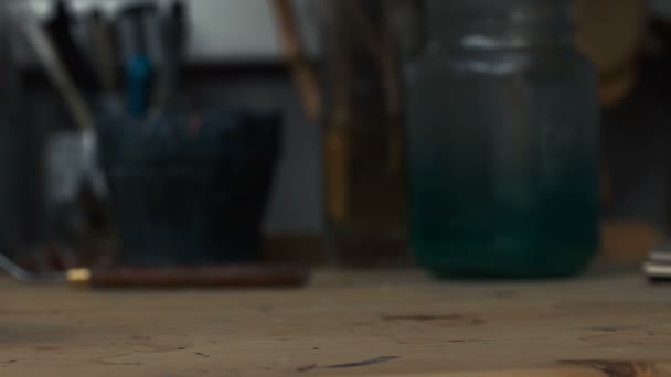 Κρανίο Φοξ ξαπλωμένος σε ένα ξύλινο τραπέζι. Λεκέδες χρώματος βαφής ακρυλικό και ακουαρέλες, καλλιτέχνης στον χώρο εργασίας. — Αρχείο Βίντεο