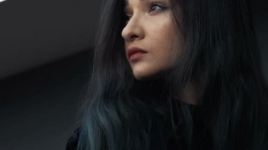 Gizemli bir kafatası bir tilki elinde tutan genç bir kızın portresi. Uzun saçları boyalı.